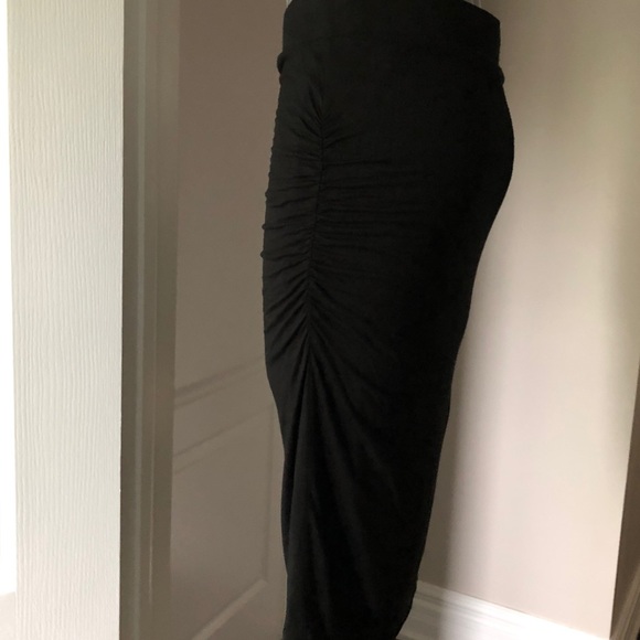 BR black side ruched midi length skirt - Picture 3 of 6